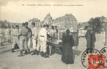 Versailles - Place d'Armes - La roulotte aux articles militaires. A. Bourdier, impr.-édit., Versailles