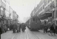 Versailles (Seine et Oise) - Le dernier jour de circulation des tramways de Versailles, rue Georges Clemenceau, le 3 mars 1957. Photo Jacques Bazin. Serge Baliziaux - 7, rue Albert Calmette, 78530 Haut-Buc