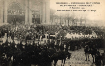 Versailles - Funérailles des victimes du dirigeable " La République " - 28 septembre 1909 - Place Saint-Louis - Sortie des corps - Le Clergé. Collection des Galeries Modernes