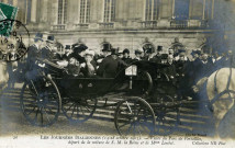 Les journées italiennes (14-18 octobre 1903) - Visite du parc de Versailles - Départ de la voiture de S. M. la Reine et de Mme Loubet. Collection ND Phot.