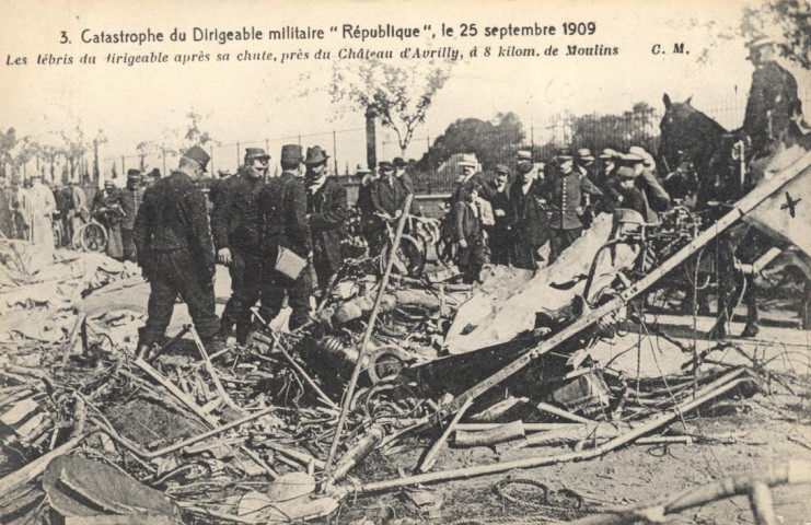 Catastrophe du Dirigeable militaire "République", le 25 septembre 1909 - Les débris du dirigeable après sa chute, près du Château d'Avrilly, à 8 kilom. de Moulins. C.M.