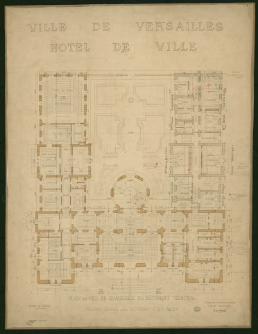 Hôtel de ville de Versailles. Rez-de-chaussée du bâtiment central, premier étage des bâtiments en ailes.