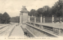Versailles - La Route de Saint-Cyr et une des Grilles des Cent Marches. L.L.