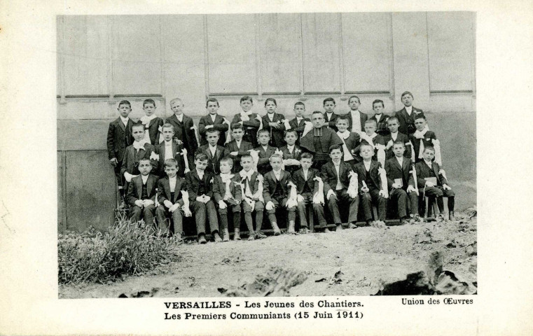 Versailles - Les jeunes des Chantiers. Les premiers communiants (15 juin 1911). Union des œuvres