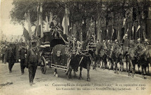 Catastrophe du dirigeable militaire "République", le 25 septembre 1909 - Les funérailles des victimes à Versailles - Les corbillards. C. Malcuit, phot.-édit., Paris