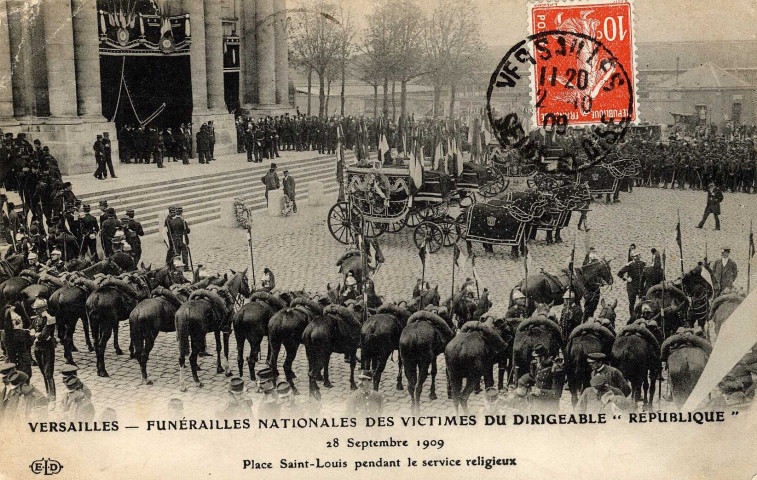 Versailles - Funérailles nationales des victimes du dirigeable " La République " - 28 septembre 1909 - Place Saint-Louis pendant le service religieux. E.L.D.