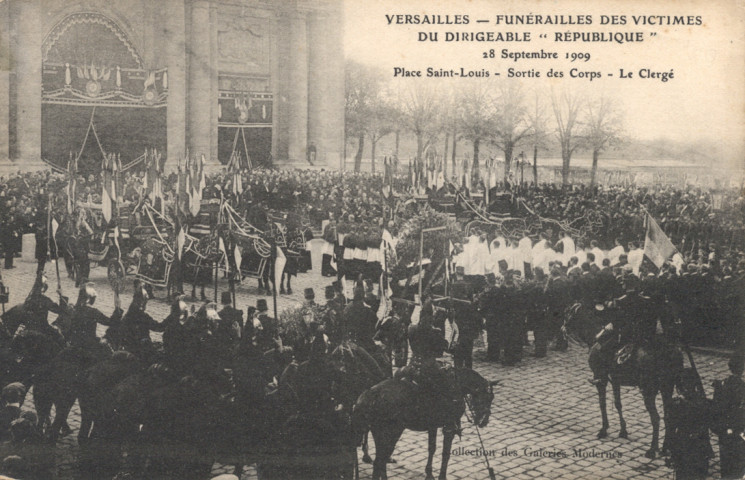 Versailles - Funérailles des victimes du dirigeable "République" - 28 Septembre 1909, Place Saint-Louis - Sortie des Corps - Le Clergé. Collection des Galeries Modernes