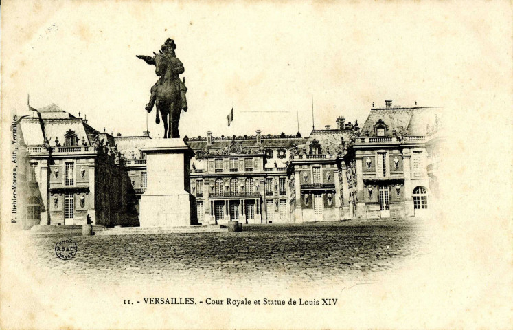 Versailles - Cour Royale et Statue de Louis XIV.
