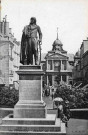 Versailles. Statue de Hoche. L. V. et Cie