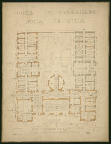 Hôtel de ville de Versailles.Soubassement du bâtiment central, rez-de-chaussée des bâtiments en ailes.