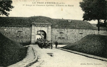 Le Trou d'enfer (S.-et-O.) - 1er groupe de Chasseurs cyclistes - L'entrée du réduit. Photo. Perrin, Versailles