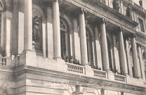 Visite de S. M. Alphonse XIII à Paris - Versailles - Le Roi à la fenêtre de la Galerie des Glaces. Hélio. E. Le Deley, Paris