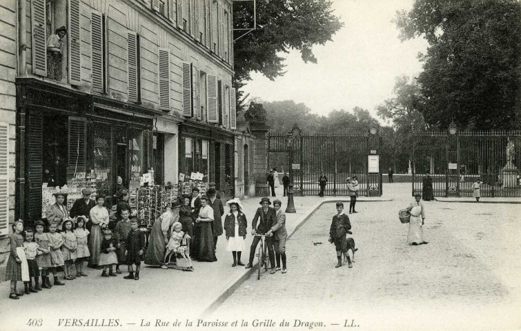 Versailles - La Rue de la Paroisse et la Grille du Dragon. L.L.