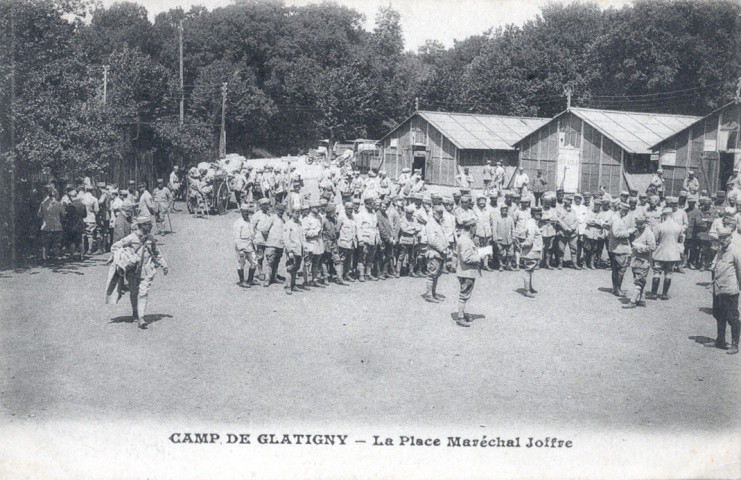 Camp de Glatigny - La Place Maréchal Joffre. Impr. Edia, Versailles