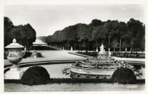 Versailles - Le Bassin de Latone et le Tapis Vert. Laton's Fountain and the lawns.