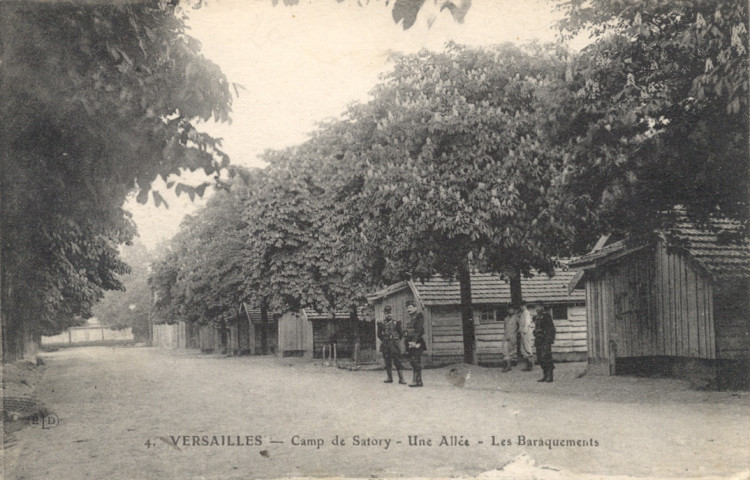 Versailles - Camp de Satory - Une allée - Les baraquements. Imp. Le Deley, Paris
