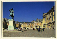 Versailles - Le Château - La Cour d'Honneur - La Statue de Louis XIV. Éditions Lyna-Paris. 8, rue du Caire, 75002 Paris