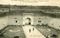 Le Trou d'enfer (S.-et-O.) - 1er groupe de chasseurs cyclistes - La cour du Général Bridoux. Photo. Perrin, Versailles