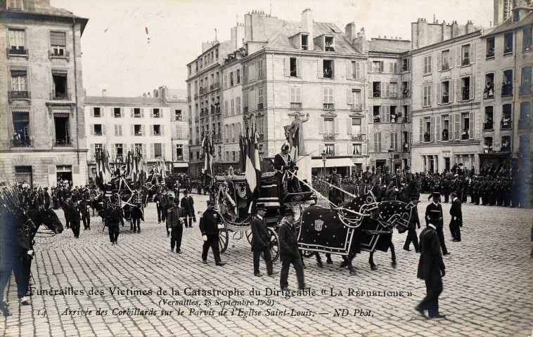 Funérailles des victimes de la catastrophe du dirigeable "La République" (Versailles, 28 septembre 1909) - Arrivée des corbillards sur le parvis de l'Église Saint-Louis. N.D. photo