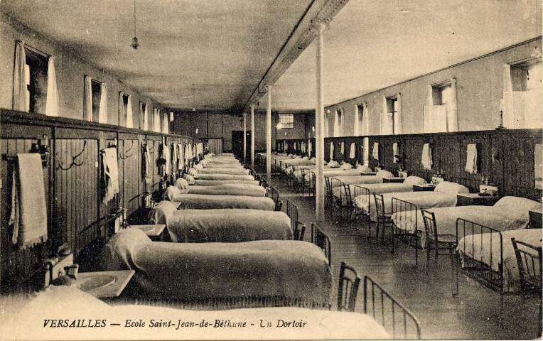 Versailles - École Saint-Jean-de-Béthune - Un dortoir. J. David et E. Vallois, phot.-édit., 99 rue de Rennes, Paris
