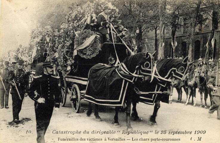 Catastrophe du dirigeable militaire " La République ", le 25 septembre 1909 - Les funérailles des victimes à Versailles - Les chars porte-couronnes. C. Malcuit, phot.-édit., Paris