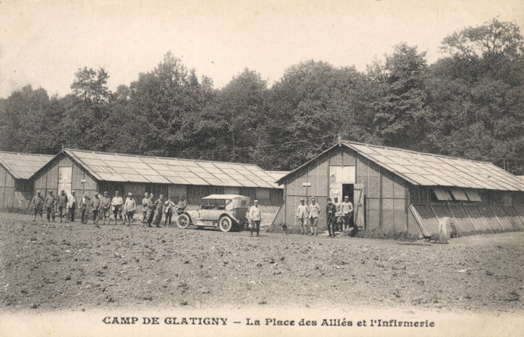 Camp de Glatigny - La Place des Alliés et l'Infirmerie. Impr. Edia, Versailles