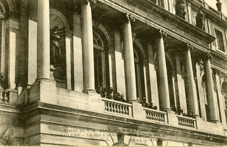 Visite de S. M. Alphonse XIII à Paris - Versailles - Le Roi à la fenêtre de la Galerie des glaces. C.L.C.