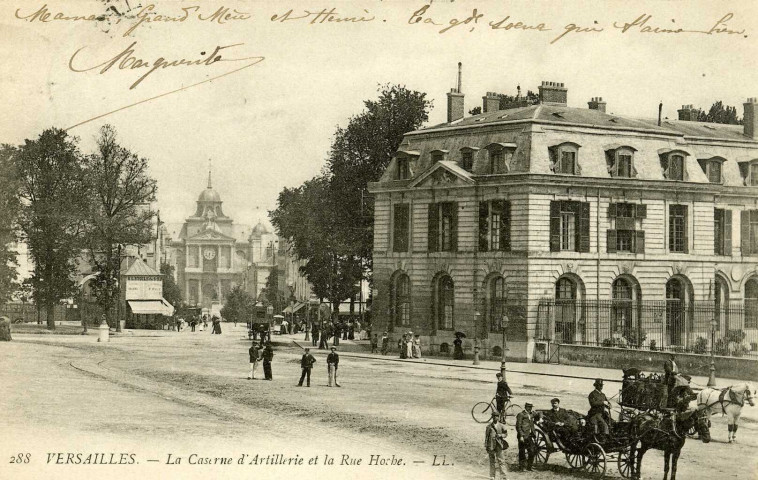 Versailles - La caserne d'artillerie et la rue Hoche. L.L.