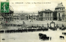 Versailles - Le Palais - La Place d'Armes un jour de revue. E.L.D.