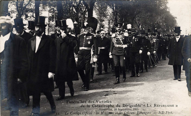 Funérailles des victimes de la catastrophe du dirigeable "La République" - Versailles, 28 septembre 1909 - Le cortège officiel : les Ministres et les Officiers étrangers. N.D. photo