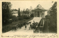 Versailles - Lycée Hoche - La Cour d'honneur, sortie des élèves. M.K.