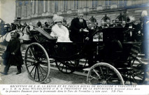Réception de S.M. la reine et du prince royal de Hollande à Versailles - S.M. la reine Wilhelmine et M. le Président de la République prennent place dans la première Daumont pour la promenade dans le Parc de Versailles (3 juin 1912). ND phot.