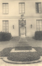 École Nationale d'Horticulture de Versailles - Statue de Joignaux. Édition E. Garnier - Cliché Bangillon, Versailles