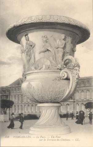 Versailles - Le Parc - Un Vase sur la Terrasse du Château. L.L.