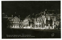Palais de Versailles - Cour de marbre vue de nuit […]. Édit. d'Art - A. Leconte, 38 rue Sainte-Croix-de-la-Bretonnerie, Paris