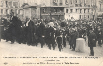 Versailles - Funérailles nationales des victimes du dirigeable "République" - 28 Septembre 1909 - Les Ministres et les Officiers Étrangers entrant à l'Église Saint-Louis. E.L.D.