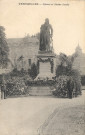 Versailles - Square et Statue Hoche. Mme Moreau, édit., Versailles