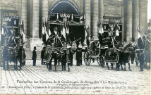 Funérailles des Victimes de la Catastrophe du Dirigeable "La République (Versailles, 28 septembre 1909) - Monseigneur Gibier, à l'entrée de la Cathédrale Saint-Louis, s'apprête à recevoir et bénir les Corps. ND Phot.