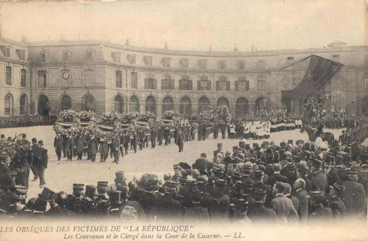 Les obsèques des victimes de "la République" - Les Couronnes dans la Cour de la Caserne. L.L.