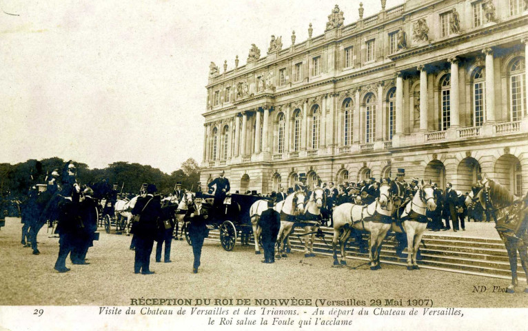 Réception du roi de Norvège (Versailles 29 mai 1907) - Visite du Château de Versailles et des Trianons. Au départ du Château de Versailles, le roi salue la foule qui l'acclame. ND phot.