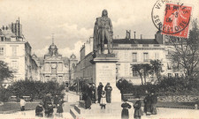 Versailles - Square et Statue Général Hoche. Édition du Grand Saint Louis