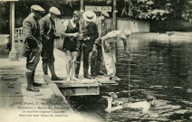 Versailles - Bain des Jambettes. Le maitre-nageur Chauvet donnant une leçon de natation. Édit. Deprat, 21 rue Saint-Honoré, Versailles