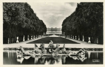 Versailles - Allée Royale et Bassin d'Apollon. The Park - The Royal Avenue and Apoll's Basin.