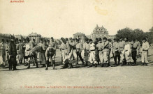 9 Place d'Armes - Distraction des jeunes soldats pendant un repos.