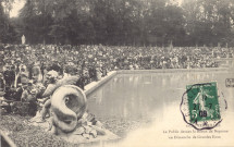 Versailles - Le public devant le Bassin de Neptune un Dimanche de Grandes Eaux. P.D., Paris