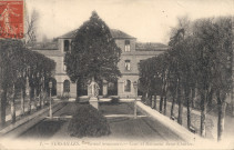 Versailles - Grand Séminaire - Cour et bâtiment Saint-Charles.