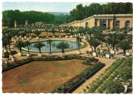 Le Château de Versailles : Le Parterre de la Grande Orangerie (de Mansart) et le Bassin. - The Great Orangery Gardens (by Mansart) and the Pool. - Der Garten der Grossen Orangerie (von Mansart) und der Springbrunnen.