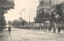 S. M. Alphonse XIII à Versailles - L'Avenue Thiers et l'Hôtel de Ville. A. Bourdier, impr.-édit., Versailles