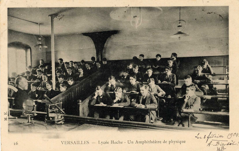 Versailles - Lycée Hoche - Un Amphithéâtre de physique. M. K.
