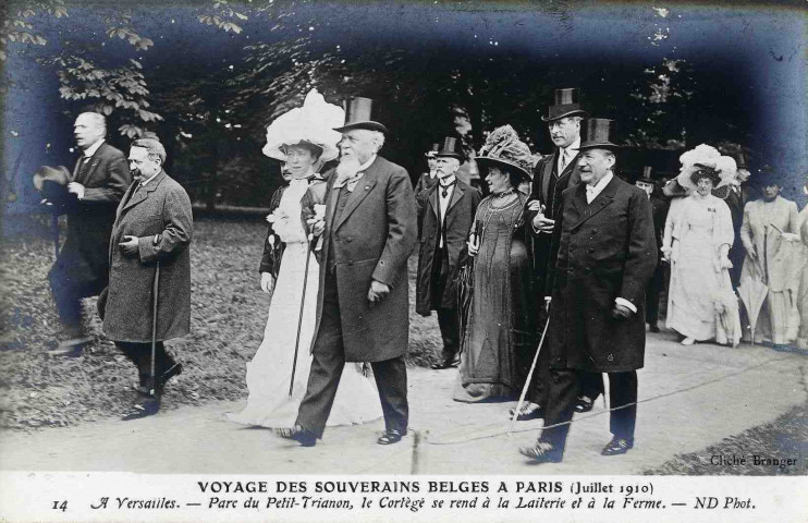 Voyage des souverains belges à Paris (juillet 1910). A Versailles. Parc du Petit Trianon, le cortège se rend à la laiterie et à la ferme. ND Phot.